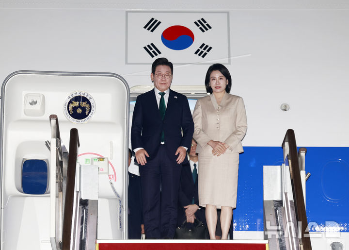 [성남=뉴시스] 최동준 기자 = 유엔 총회와 순방 일정을 마친 이재명 대통령이 26일 경기 성남 서울공항에 도착해 김혜경 여사와 공군 1호기에서 내리고 있다. 2025.09.26. photocdj@newsis.com