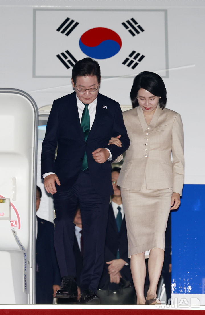 [성남=뉴시스] 최동준 기자 = 유엔 총회와 순방 일정을 마친 이재명 대통령이 26일 경기 성남 서울공항에 도착해 김혜경 여사와 공군 1호기에서 내리고 있다. 2025.09.26. photocdj@newsis.com