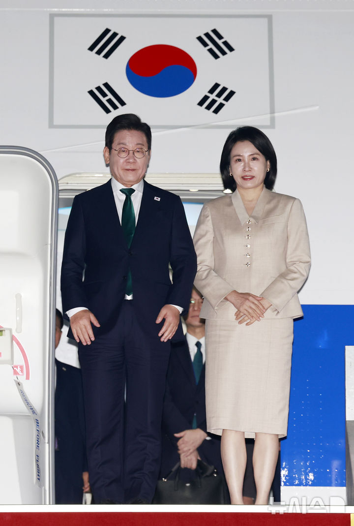 [성남=뉴시스] 최동준 기자 = 유엔 총회와 순방 일정을 마친 이재명 대통령이 26일 경기 성남 서울공항에 도착해 김혜경 여사와 공군 1호기에서 내리고 있다. 2025.09.26. photocdj@newsis.com