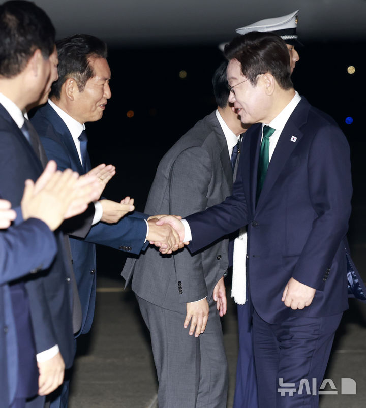 [성남=뉴시스] 최동준 기자 = 유엔 총회와 순방 일정을 마친 이재명 대통령이 26일 경기 성남 서울공항에 도착해 정청래 더불어민주당 대표 등과 인사하고 있다. 2025.09.26. photocdj@newsis.com