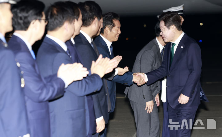 [성남=뉴시스] 최동준 기자 = 유엔 총회와 순방 일정을 마친 이재명 대통령이 26일 경기 성남 서울공항에 도착해 정청래 더불어민주당 대표 등과 인사하고 있다. 2025.09.26. photocdj@newsis.com