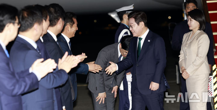 [성남=뉴시스] 최동준 기자 = 유엔 총회와 순방 일정을 마친 이재명 대통령이 26일 경기 성남 서울공항에 도착해 정청래 더불어민주당 대표 등과 인사하고 있다. 2025.09.26. photocdj@newsis.com