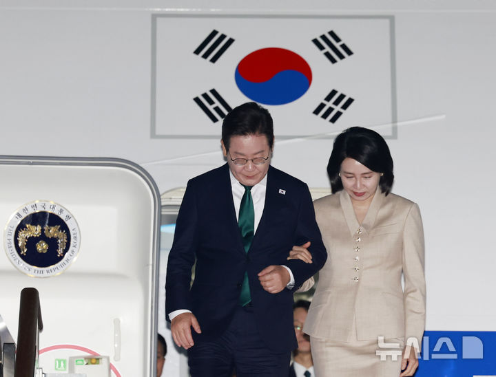 [성남=뉴시스] 최동준 기자 = 유엔 총회와 순방 일정을 마친 이재명 대통령이 26일 경기 성남 서울공항에 도착해 김혜경 여사와 공군 1호기에서 내리고 있다. 2025.09.26. photocdj@newsis.com