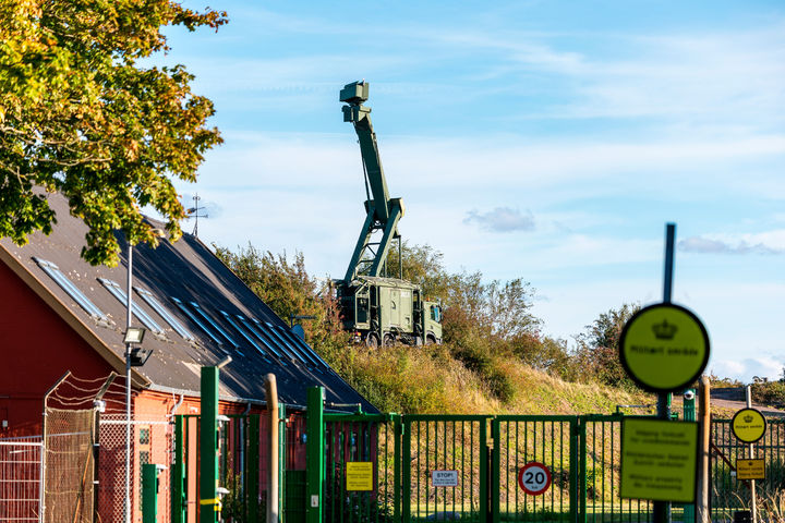 [아마게르(덴마크)=AP/뉴시스] 러시아 드론 위협 우려가 커지는 가운데, 덴마크와 노르웨이가 27일(현지 시간) 자국 군사기지 인근에서 정체불명의 드론이 포착됐다고 밝혔다. 아마게르 인근 군사 기지에 설치된 레이더. 2025.09.28 