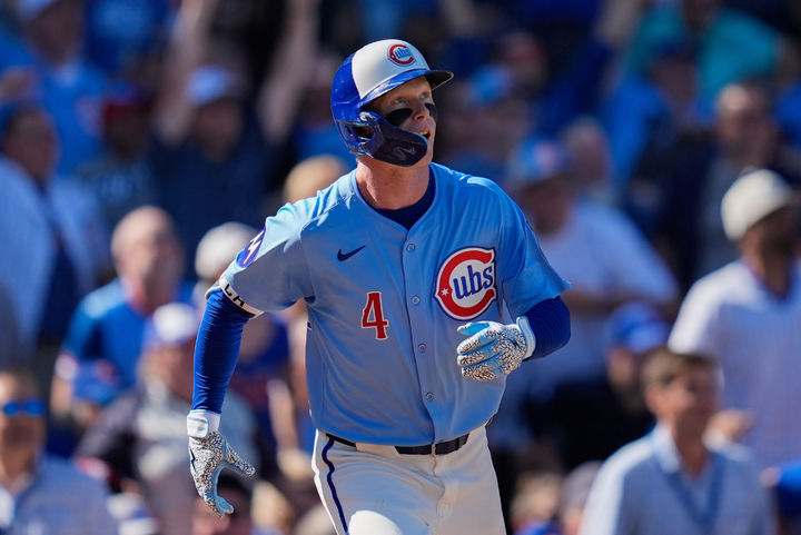 [시카고=AP/뉴시스] 시카고 컵스의 피트 크로-암스트롱이 27일(한국 시간) 미국 일리노이주 시카고의 리글리필드에서 열린 2025 메이저리그(MLB) 세인트루이스 카디널스와의 경기에서 4회말 투런 홈런을 때려낸 후 그라운드를 돌고 있다. 2025.09.27