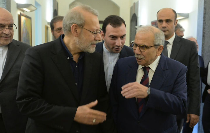 [베이루트( 레바논)= 신화/뉴시스] 레바논의 나와프 살람 총리(오른쪽)가 9월 27일 베이루트를 방문한 이란 최고국가안보위원회 알리 라리자니 사무총장을 베이루트의 정부 청사에서 맞아 인사하고 있다. 2025. 09.29.&nbsp; 