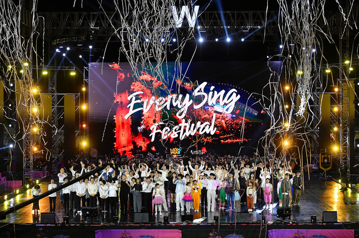 [원주=뉴시스] 이덕화 기자 = 26일 강원 원주시 댄싱공연장에서 '2025 원주댄싱카니발'이 열린 가운데 출연자들이 관람객들에게 인사를 하고 있다. 2025.09.26. wonder8768@newsis.com *재판매 및 DB 금지