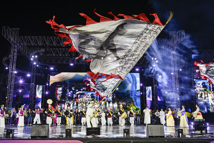 [원주=뉴시스] 이덕화 기자 = 26일 강원 원주시 댄싱공연장에서 '2025 원주댄싱카니발'이 열린 가운데 출연자들이 화려한 춤의 향연을 선보이고 있다. 2025.09.26. wonder8768@newsis.com *재판매 및 DB 금지