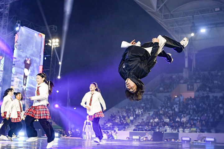 [원주=뉴시스] 이덕화 기자 = 26일 강원 원주시 댄싱공연장에서 '2025 원주댄싱카니발'이 열린 가운데 출연자들이 화려한 춤의 향연을 선보이고 있다. 2025.09.26. wonder8768@newsis.com *재판매 및 DB 금지
