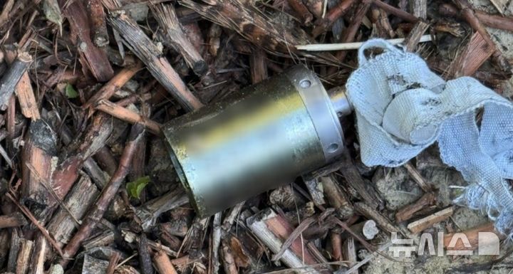 [서울=뉴시스]러시아가 우크라이나 남부 헤르손 지방을 공격하며 사용한 북한제 집속탄의 자탄. (출처=헤르손 경찰 페이스북, NK 뉴스에서 재인용) 2025.9.27.