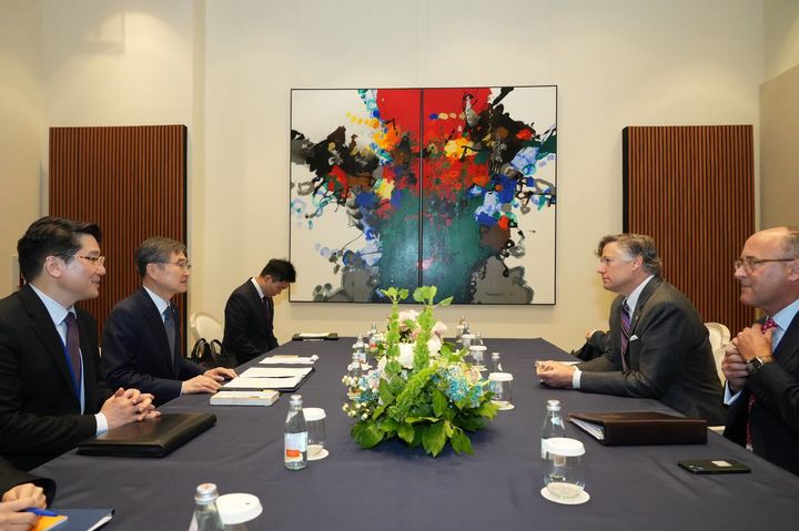 [서울=뉴시스] 제80차 유엔총회 고위급 주간에 참석 중인 조현 외교부 장관은 26일 오전(현지시간) 미 뉴욕 현지에서 크리스토퍼 랜다우 미국 국무부 부장관을 접견했다. (사진=외교부 제공) 2025.09.27. photo@newsis.com *재판매 및 DB 금지