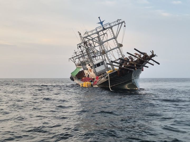 군산 앞바다에서 암초에 걸려 좌초한 어선(사진=군산해경 제공) *재판매 및 DB 금지