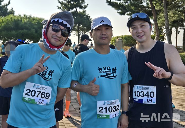 [인천=뉴시스] 하근수 기자= 제1회 뉴시스 바다 마라톤 대회 참가 선수들. 왼쪽부터 정용상 씨, 최근정 씨, 이상정 씨. 2025.09.27. hatriker22@newsis.com