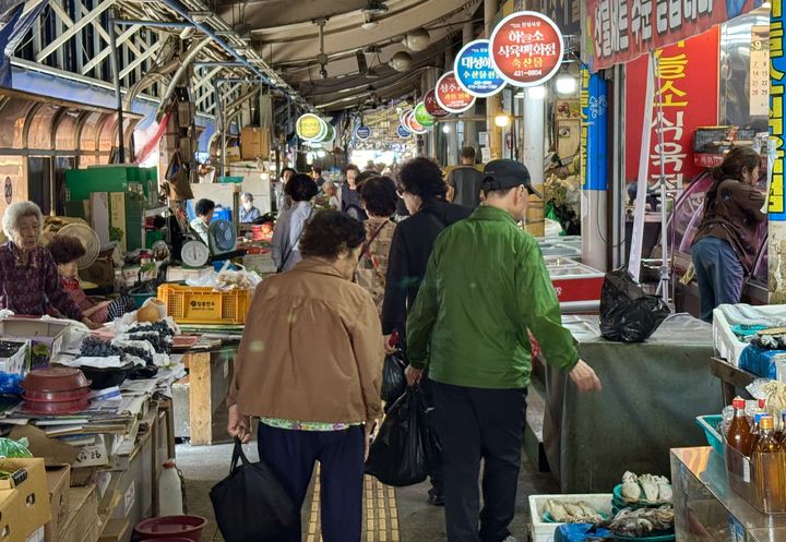 [대구=뉴시스] 정재익 기자 = 지난 26일 대구 북구 칠성종합시장을 방문한 시민들이 추석 제수용품을 둘러보고 있다. 2025.09.27. jjikk@newsis.com *재판매 및 DB 금지