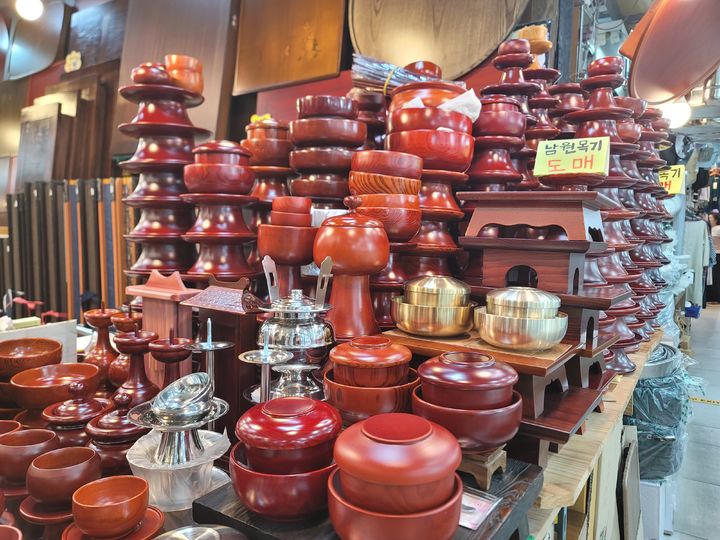 [대구=뉴시스] 이상제 기자 = 지난 26일 대구 중구 서문시장의 한 상점이 추석 제수용 목기를 판매하고 있다. 2025.09.27. king@newsis.com *재판매 및 DB 금지