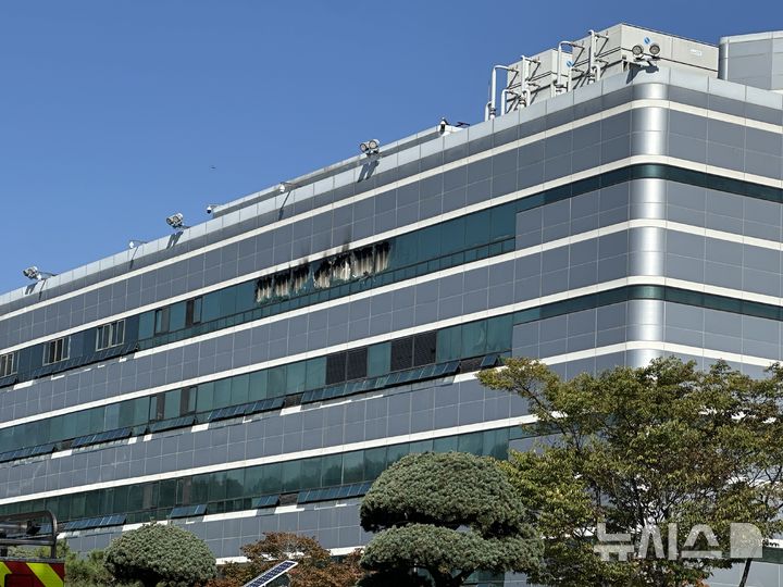 [대전=뉴시스] 김도현 기자 = 27일 오전 대전 유성구에 있는 국가정보자원관리원에서 불이 나 초진이 완료된 가운데 건물에 그을음이 생겨있다. 2025.09.27. kdh1917@newsis.com
