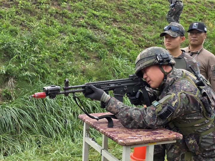 [인제=뉴시스] 도시전 체험에 앞서 K2 소총 영점사격을 실시하고 있는 모습. (사진=육군 제공) 2025.09.27. photo@newsis.com *재판매 및 DB 금지