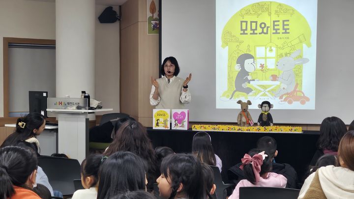 [대구=뉴시스] 대구 서변숲도서관 작가 초청 강연 운영 모습. (사진=행복북구문화재단 제공) 2025.09.27. photo@newsis.com *재판매 및 DB 금지