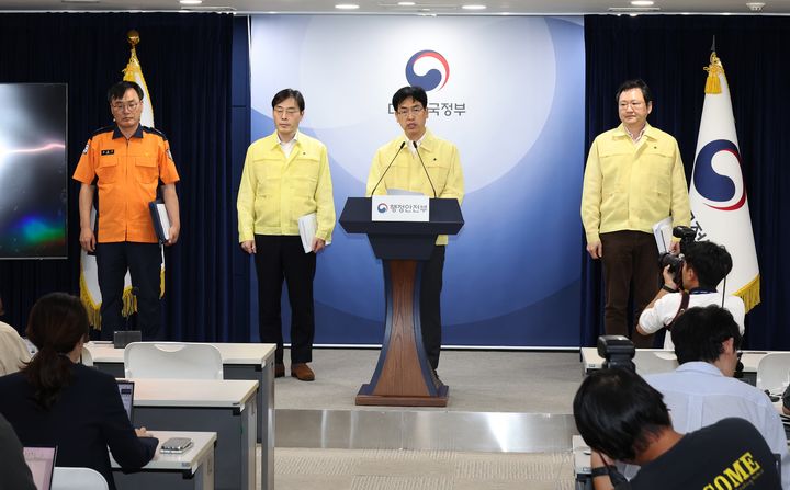 [서울=뉴시스] 김민재 행정안전부 차관이 27일 정부서울청사에서 브리핑을 진행하고 있다. (제공=행정안전부). *재판매 및 DB 금지