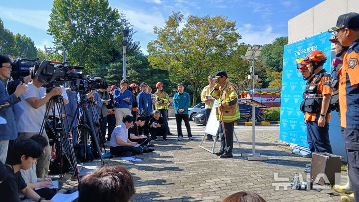 [대전=뉴시스] 조명휘 기자 = 김기선 대전 유성소방서장이 27일 오전 국가정보자원관리원 입구에서 전날 발생한 화재피해 내용 등을 설명하고 있다. 2025.09.07. joemedia@newsis.com
