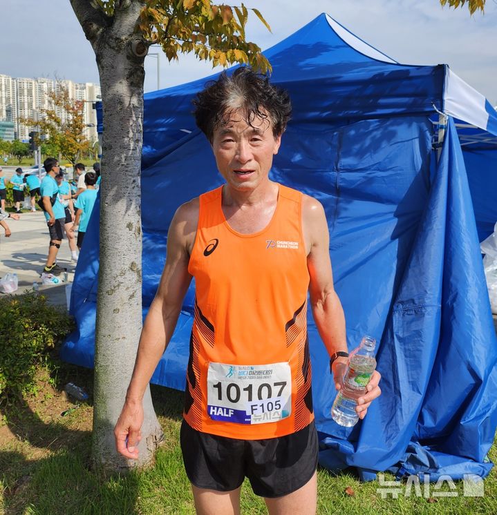 [인천=뉴시스] 박윤서 기자 = 뉴시스 바다마라톤 대회 하프 코스를 완주한 문인규 씨.