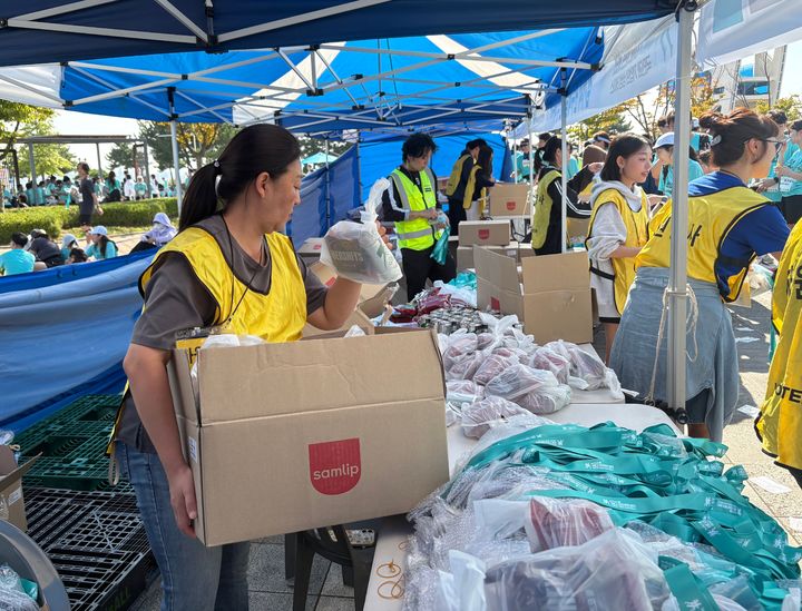 [인천=뉴시스] 신유림 기자=국내 최대 민영 뉴스통신사 뉴시스가 주최하고, 로드 스포츠가 주관하며, 인천광역시 중구청과 대한체육회가 후원하는 '제 1회 뉴시스 바다 마라톤'의 '자원봉사자 이경하 씨가 27일 인천광역시 영종도 하늘구름광장에서 펼쳐진 대회에 참석해 참가들에게 메달과 간식을 나눠주고 있다. 2025.09.27. spicy@newsis.com *재판매 및 DB 금지