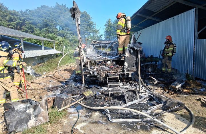 [예천=뉴시스]이동용 캠핑박스 내 배터리 화재 현장 모습이다(사진=경북소방본부 제공) 2025.09.27 photo@newsis.com *재판매 및 DB 금지