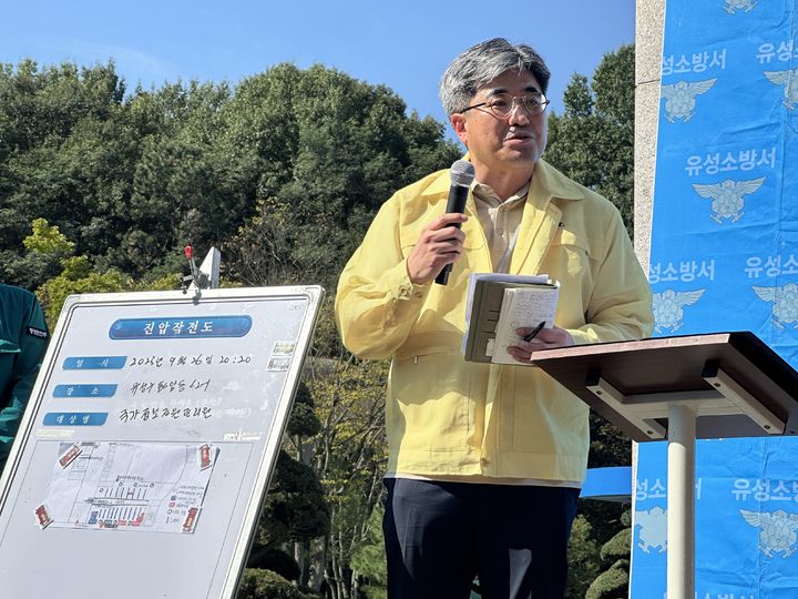 [대전=뉴시스] 김도현 기자 = 27일 오전 대전 유성구 국가정보자원관리원 앞에서 이상민 국정자원 운영기획관이 취재진 질문에 답하고 있다. 2025.09.27. kdh1917@newsis.com *재판매 및 DB 금지