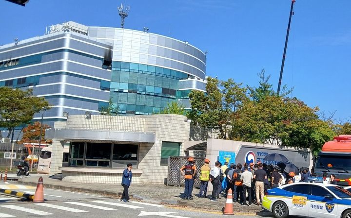 [대전=뉴시스] 조명휘 기자 = 대전소방 관계자가 27일 화재가 발생한 국가정보자원관리원 건물 앞에서 피해 경위 등을 브리핑을 하고 있다. 2025.09.07. joemedia@newsis.com *재판매 및 DB 금지