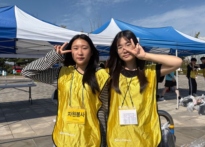 [인천=뉴시스] 신유림 기자=국내 최대 민영 뉴스통신사 뉴시스가 주최하고, 로드 스포츠가 주관하며, 인천광역시 중구청과 대한체육회가 후원하는 '제 1회 뉴시스 바다 마라톤'의 중학생 자원봉사자 김다솜 양과 방은경 양이 27일 인천광역시 영종도 하늘구름광장에서 펼쳐진 대회에 참가해 포즈를 취하고 있다. 2025.09.27. spicy@newsis.com *재판매 및 DB 금지 *재판매 및 DB 금지