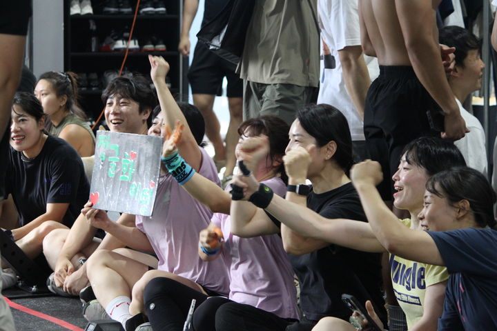 [천안=뉴시스] 27일 충남 천안시 크로스핏루프탑 천안한들점에서 열린 배틀크루 시즌5 중부권 예선전에서 동료들을 응원하기 위해 크루원들이 손피켓 등을 들고 있다. 2025.09.27 ymchoi@newsis.com *재판매 및 DB 금지