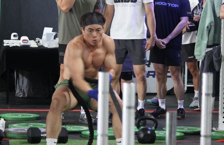 [천안=뉴시스] 27일 충남 천안 크로스핏루프탑에서 열린 배틀크루 시즌5 중부권 예선전의 한 참가자가 슬레드 밧줄 당기기 종목을 소화하고 있다. 2025.09.27 ymchoi@newsis.com *재판매 및 DB 금지