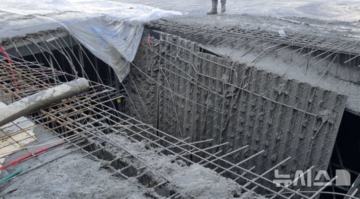 [안양=뉴시스] 지난 26일 발생한 S장례식장 건설 붕괴 사고 현장.(사진=경기도소방재난본부 제공) *재판매 및 DB 금지