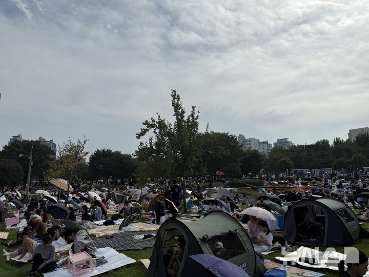 [서울=뉴시스]박나리 수습기자=2025 서울세계불꽃축제가 열린 27일 오후 서울 영등포구 여의도한강공원에 시민들이 잔디밭에 돗자리와 텐트를 펼치고 불꽃놀이를 기다리고 있다. 2025.09.27