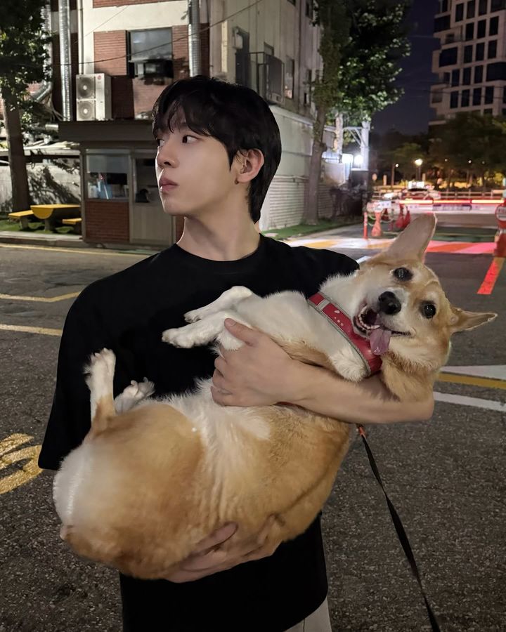 [서울=뉴시스] 인플루언서 허성범과 반려견 여울이. (사진=인스타그램 캡처) *재판매 및 DB 금지