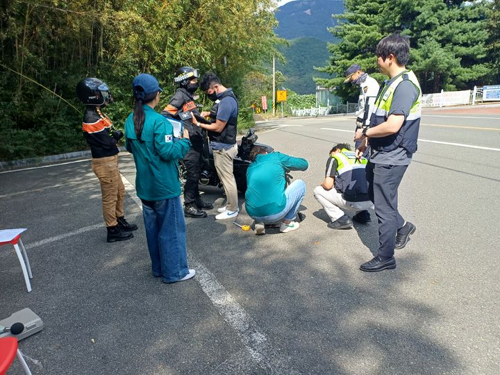 [밀양=뉴시스] 밀양경찰서가 관계기관 합동으로 이륜차 소음·불법행위 등을 단속하고 있다. (사진=밀양경찰서 제공) 2025.09.27. photo@newsis.com *재판매 및 DB 금지