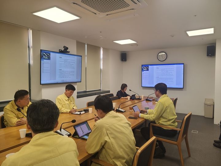 최휘영 문화체육관광부 장관이 27일 오후 5시, 국립현대미술관 서울관에서 국가정보자원관리원 화재에 따른 행정시스템 장애 등과 관련해 중앙사고수습본부 회의를 열어 대책을 논의하고 있다. (사진=문체부 제공) *재판매 및 DB 금지