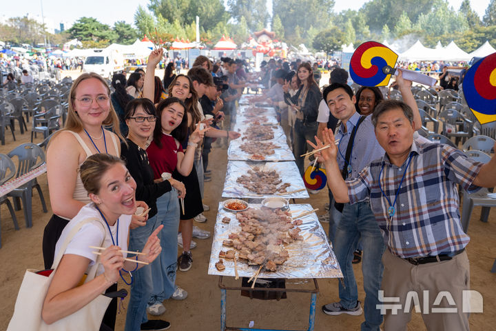 [증평=뉴시스] 증평인삼골축제를 찾은 나들이객들이 축제장에서 홍삼포크삼겹살대잔치를 즐기고 있다. (사진= 증평군 제공) 2025.09.27. photo@newsis.com *재판매 및 DB 금지