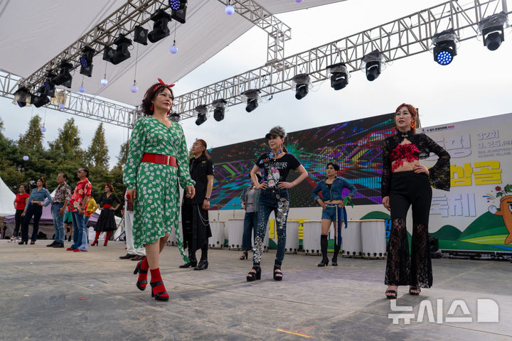 [증평=뉴시스] 증평인삼골축제에서 '월드클래스모델연합회 패션쇼'가 열리고 있다. (사진= 증평군 제공) 2025.09.27. photo@newsis.com *재판매 및 DB 금지