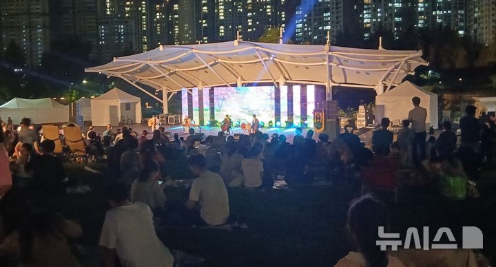 [전주=뉴시스]윤난슬 기자 = (사)한국예술문화단체총연합회 전주지회(전주예총)는 26일부터 27일까지 이틀간 에코시티 세병공원에서 '제33회 전주예술제'를 열었다고 밝혔다. (사진=전주시 제공) photo@newsis.com