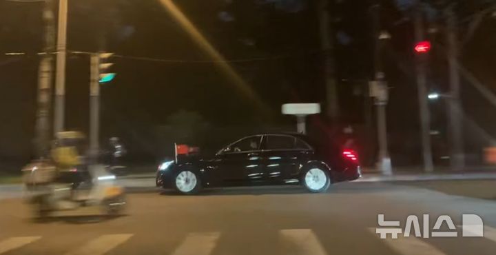[베이징=뉴시스] 베이징특파원 공동취재단 = 최선희 북한 외무상이 탄 것으로 보이는 의전차량이 27일 오후 중국 베이징 주중국 북한대사관 인근 도로를 지나가고 있다. 차량에는 북한 인공기가 중국 오성홍기와 함께 꽂혀있는 것이 보인다. 2025.09.27 photo@newsis.com