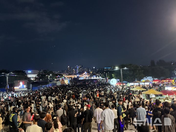 [서울=뉴시스]박나리 수습기자=2025 서울세계불꽃축제가 열린 지난 9월27일 오후, 서울 영등포구 여의도한강공원 일대가 축제를 찾은 시민들로 인산인해를 이루고 있는 모습. 2025.09.27