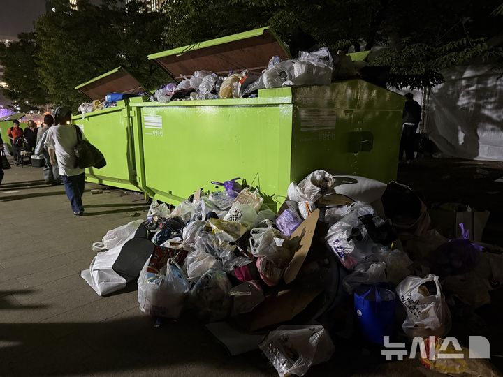 [서울=뉴시스]박나리 수습기자=2025 서울세계불꽃축제가 끝난 27일 오후, 서울 영등포구 여의도한강공원 내 쓰레기통 주변에 분리수거되지 않은 플라스틱병, 음식물 용기, 종이박스 등이 무더기로 쌓여 있다.2025.09.27