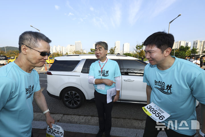 [인천=뉴시스] 박주성 기자 = 홍선근(왼쪽) 뉴시스 회장이 27일 인천 중구 씨사이드파크 하늘구름광장에서 열린 제1회 뉴시스 바다마라톤 대회에서 유승민 대한체육회장과 인사를 나누고 있다. 왼쪽부터 홍선근 뉴시스 회장, 염영남 뉴시스 대표이사 사장, 유승민 대한체육회장. 2025.09.27. park7691@newsis.com