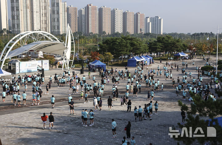 [서울=뉴시스] 조성우 기자 = 27일 인천 중구 씨사이드파크 하늘구름광장에서 열린 제1회 뉴시스 바다마라톤 대회에서 참가자들이 출발 준비를 하고 있다. 2025.09.27. xconfind@newsis.com
