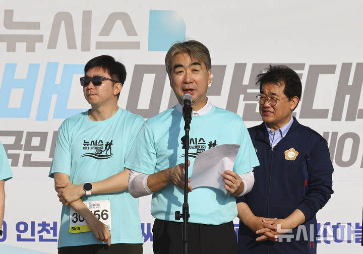 [인천=뉴시스] 박주성 기자 = 염영남 뉴시스 대표이사 사장이 27일 인천 중구 씨사이드파크 하늘구름광장에서 열린 제1회 뉴시스 바다마라톤 대회에서 개회사를 하고 있다. 2025.09.27. park7691@newsis.com