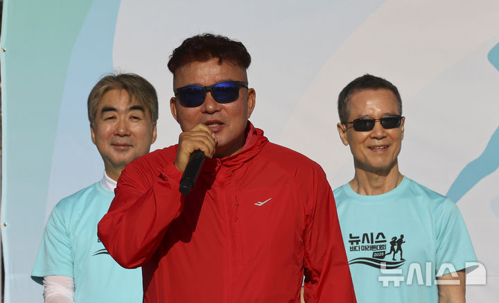 [인천=뉴시스] 박주성 기자 = 1992 바르셀로나 올림픽 금메달리스트인 '몬주익 영웅' 황영조씨가 27일 인천 중구 씨사이드파크 하늘구름광장에서 열린 제1회 뉴시스 바다마라톤 대회에서 축사를 하고 있다. 2025.09.27. park7691@newsis.com