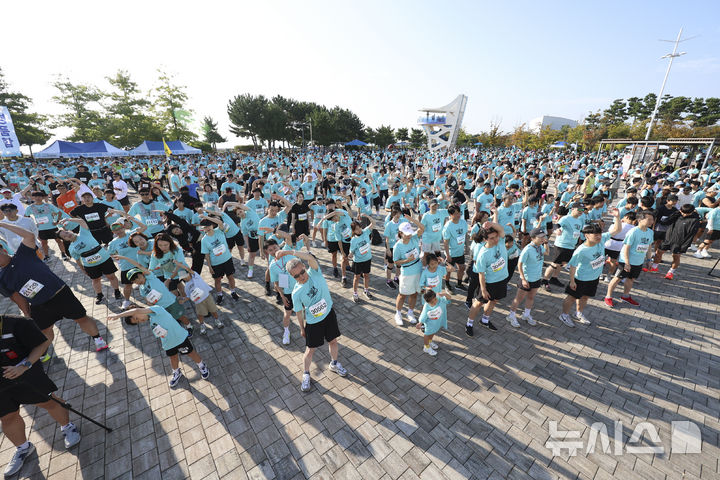 [인천=뉴시스] 조성우 기자 = 홍선근 뉴시스 회장을 비롯한 참가자들이 27일 인천 중구 씨사이드파크 하늘구름광장에서 열린 제1회 뉴시스 바다마라톤 대회에서 준비운동을 하고 있다. 2025.09.27. xconfind@newsis.com