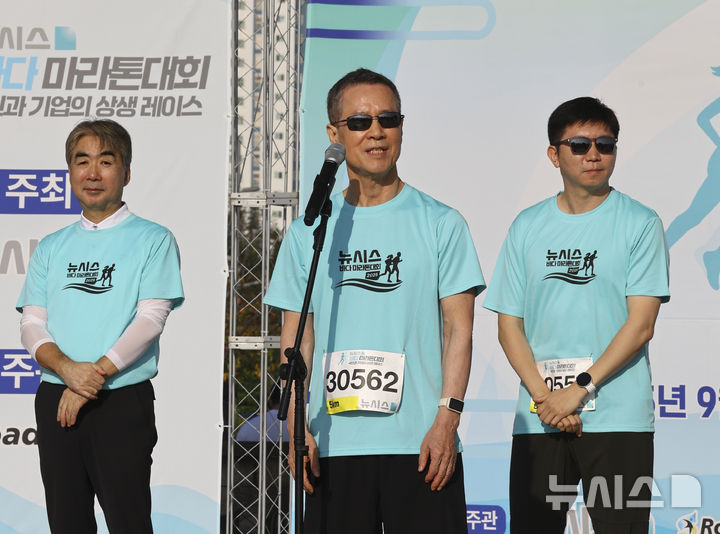 [인천=뉴시스] 박주성 기자 = 홍선근 뉴시스 회장이 27일 인천 중구 씨사이드파크 하늘구름광장에서 열린 제1회 뉴시스 바다마라톤 대회에서 축사를 하고 있다. 2025.09.27. park7691@newsis.com
