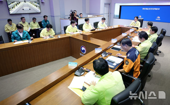 [서울=뉴시스] 이영환 기자 = 김민석 국무총리가 27일 오전 서울 종로구 정부서울청사에서 열린 국가정보자원관리원 화재 관련 대책회의에 참석해 발언을 하고 있다. 2025.09.27. 20hwan@newsis.com
